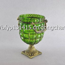 匠心獨運的鐵藝玻璃花瓶 融合實用美學(xué)與工藝精神的現(xiàn)代家居裝飾